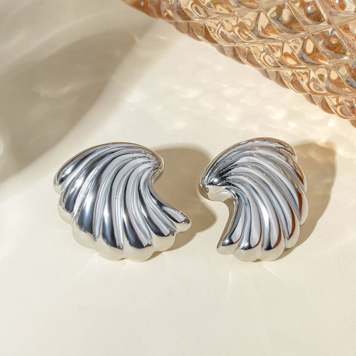 FASHIONABLE GEOMETRIC STRIPED WAVE SHELL EARRINGS_CWAJE1801