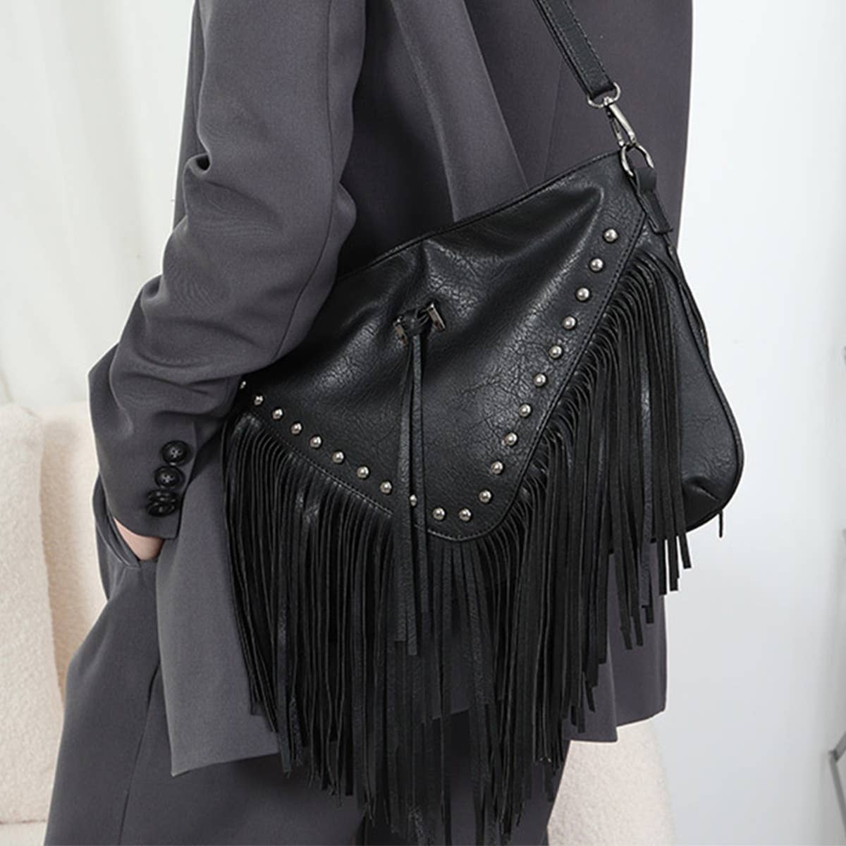 RIVET SOFT LEATHER TASSEL SHOULDER BAG_CWAB0780