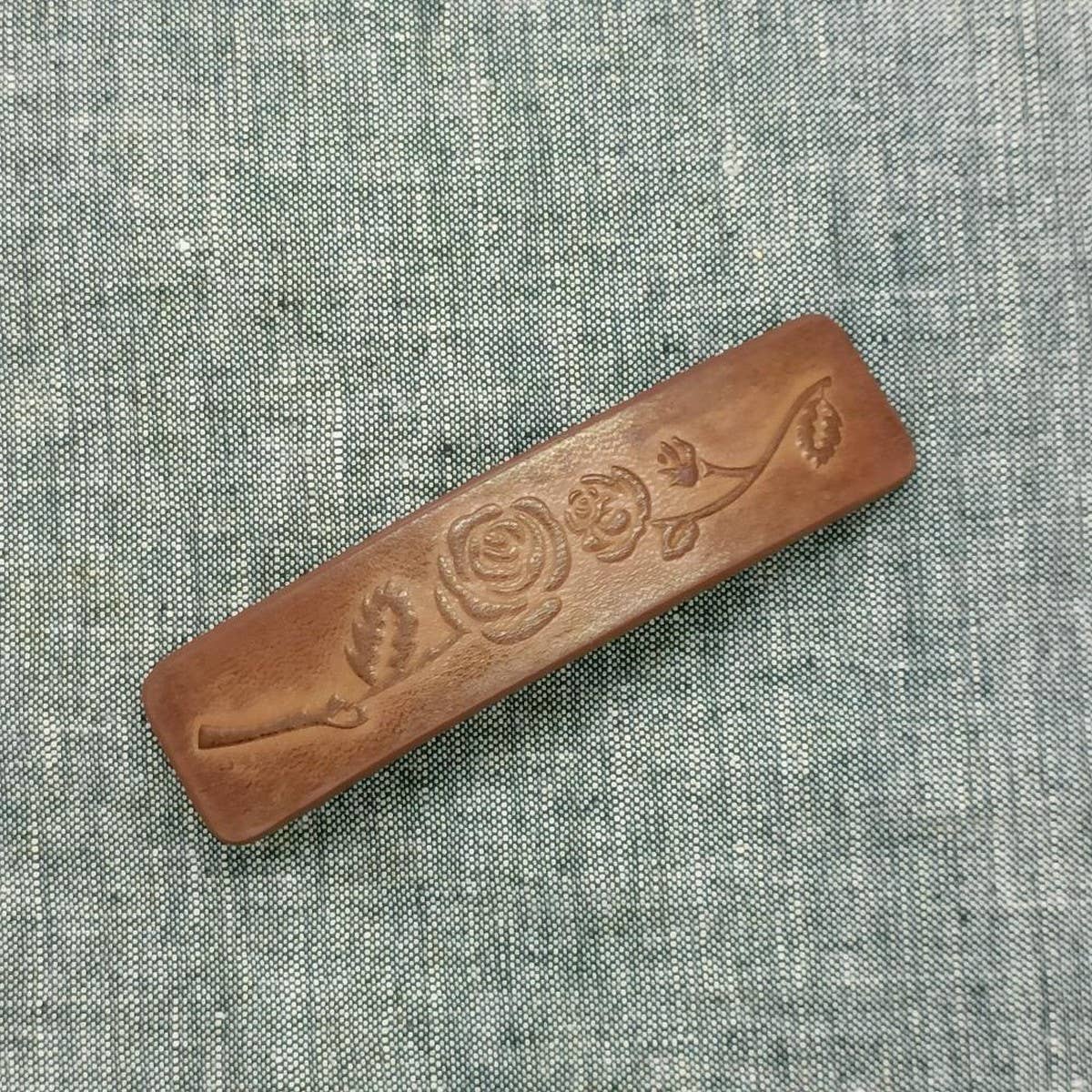ROSE TOTEM CARVED PAINTED FAUX LEATHER HAIR CLIP_CWAHA6354