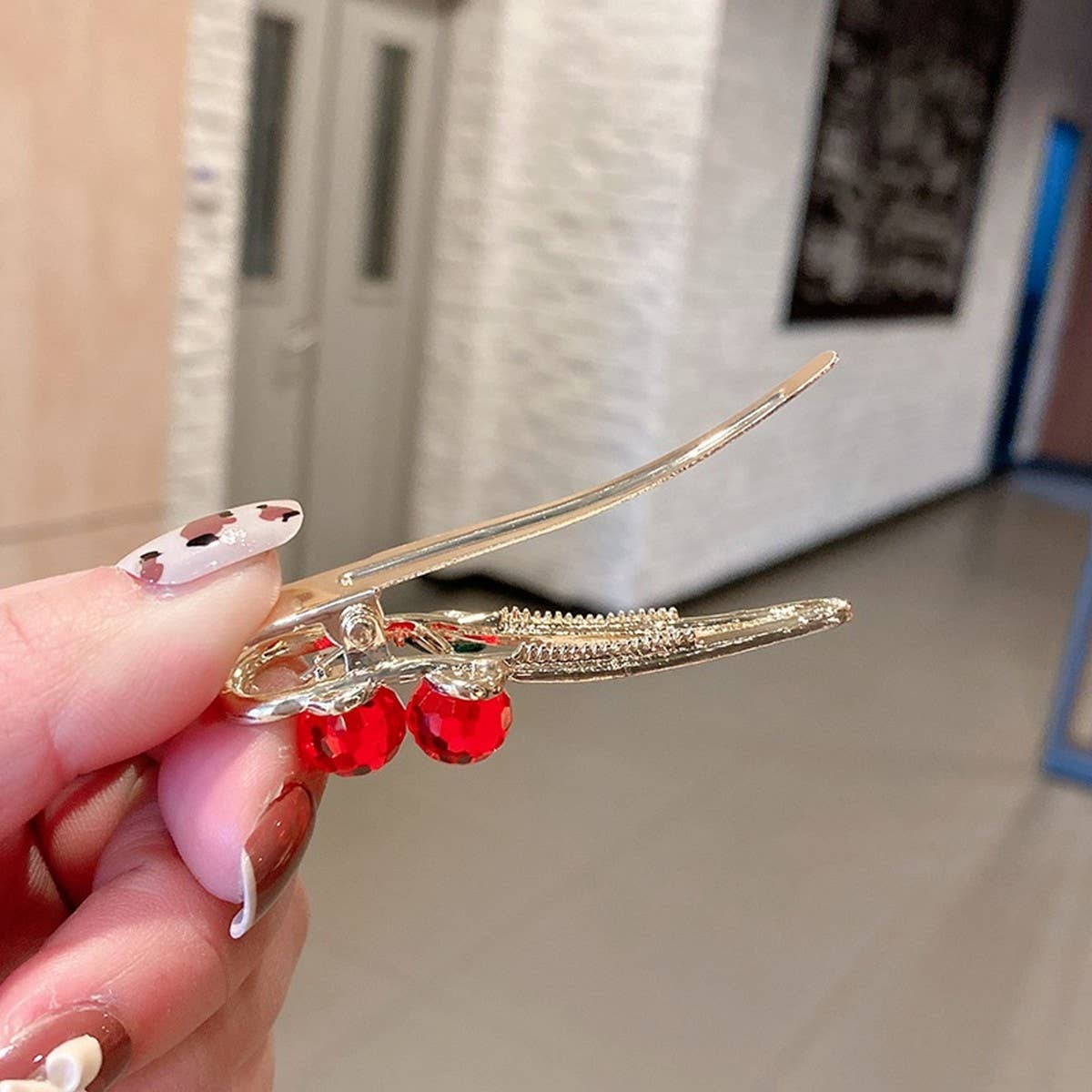 CHERRY PEARL DUCKBILL HAIR CLIP SPARKLY SIDE CLIP_CWAHA4773