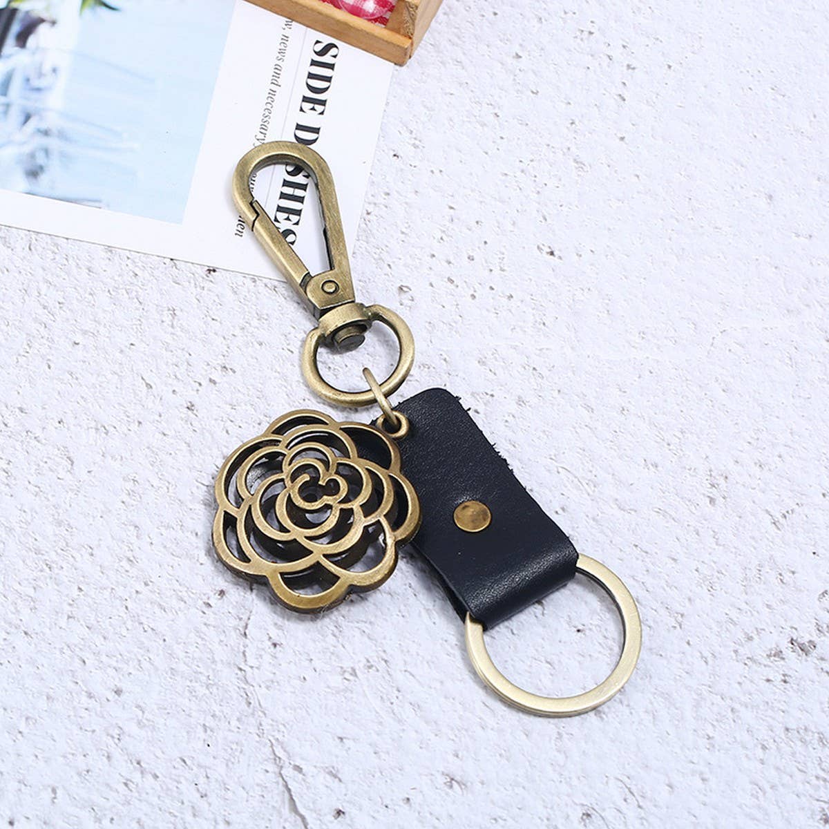 CREATIVE BRONZE ROUND FLOWER COWHIDE KEYCHAIN_CWMM5039