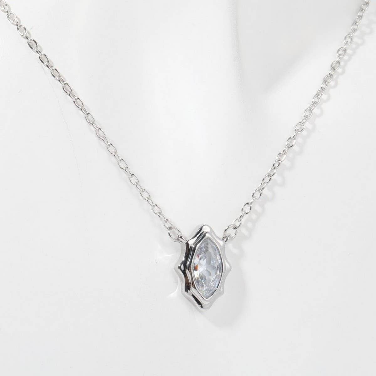 Zirconia Val Round Pendant Necklace_Cwmm5291