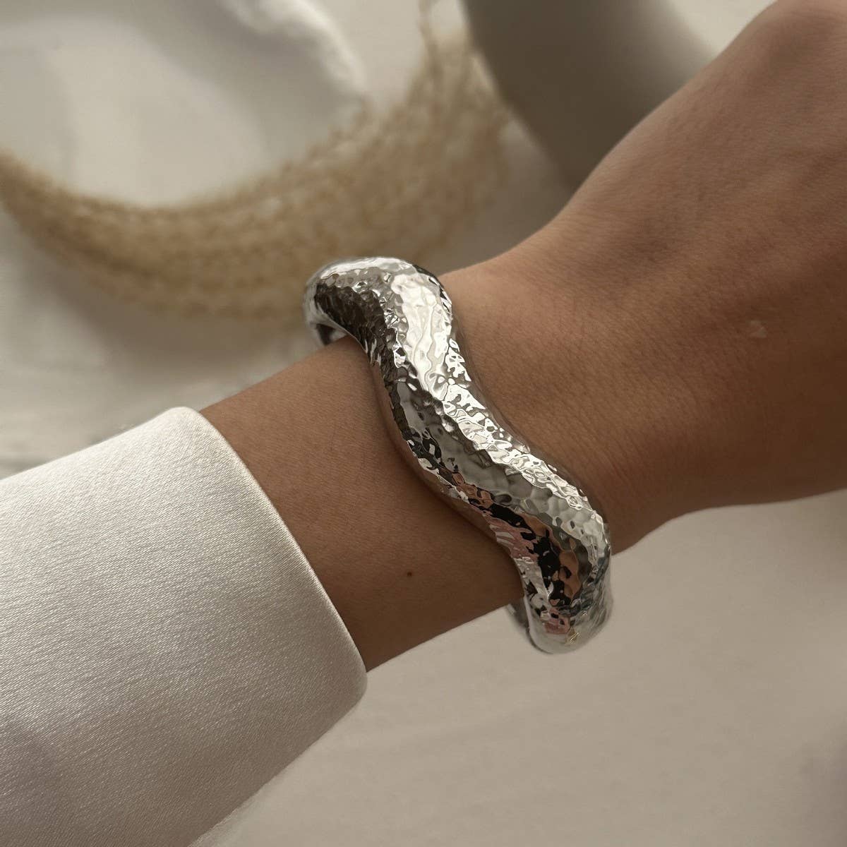IRREGULAR METAL SMOOTH SPRING WIDE BRACELET_CWMM3110