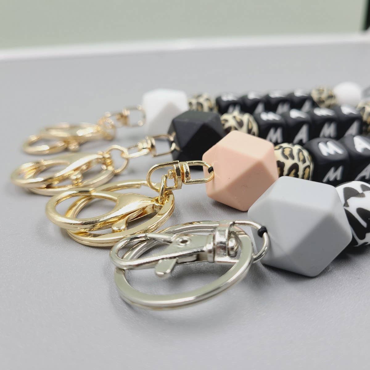 MAMA LETTER SILICONE BEAD KEYCHAIN_CWAJE1063