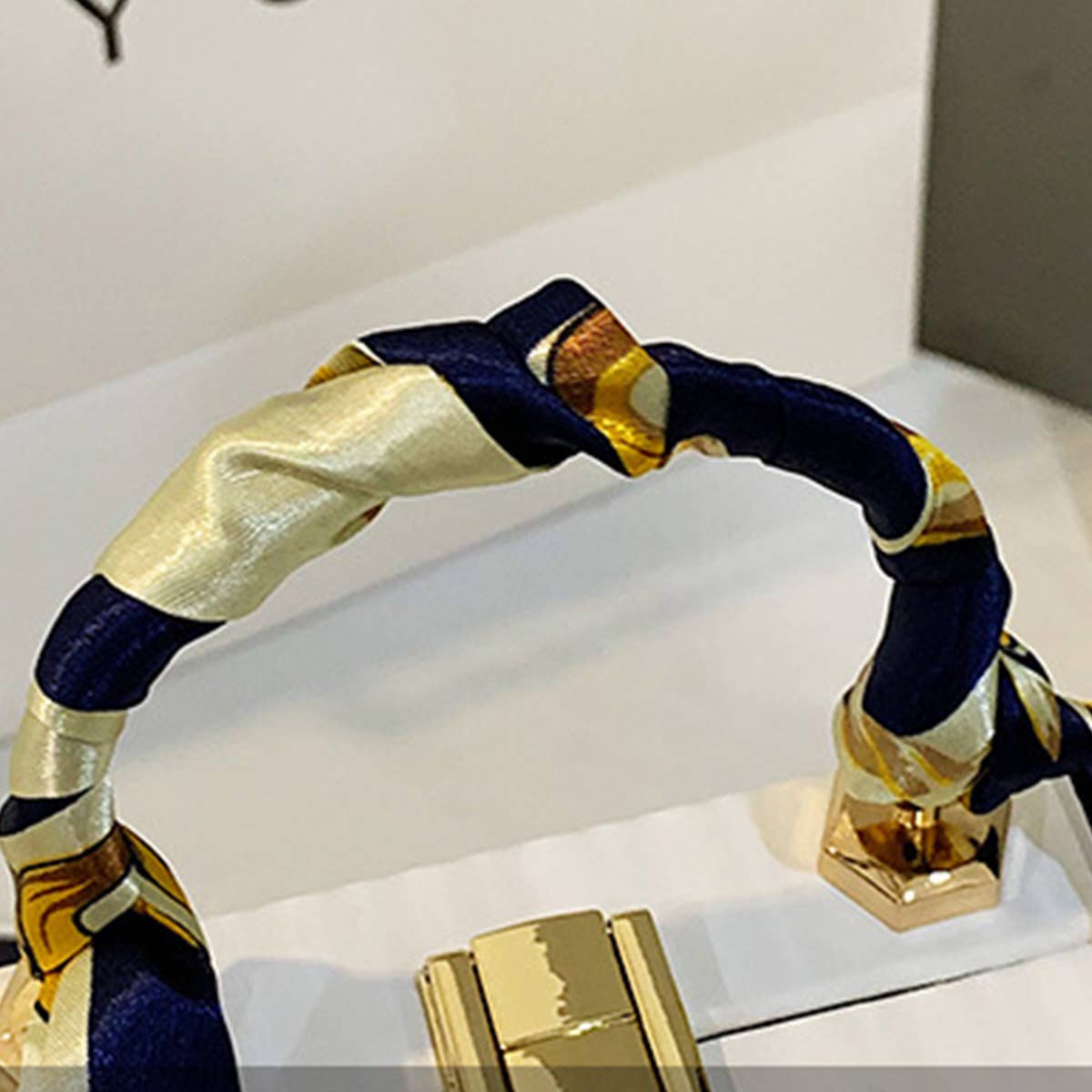 RETRO BEAUTY PATTERN CROSSBODY BAG_CWAB0986