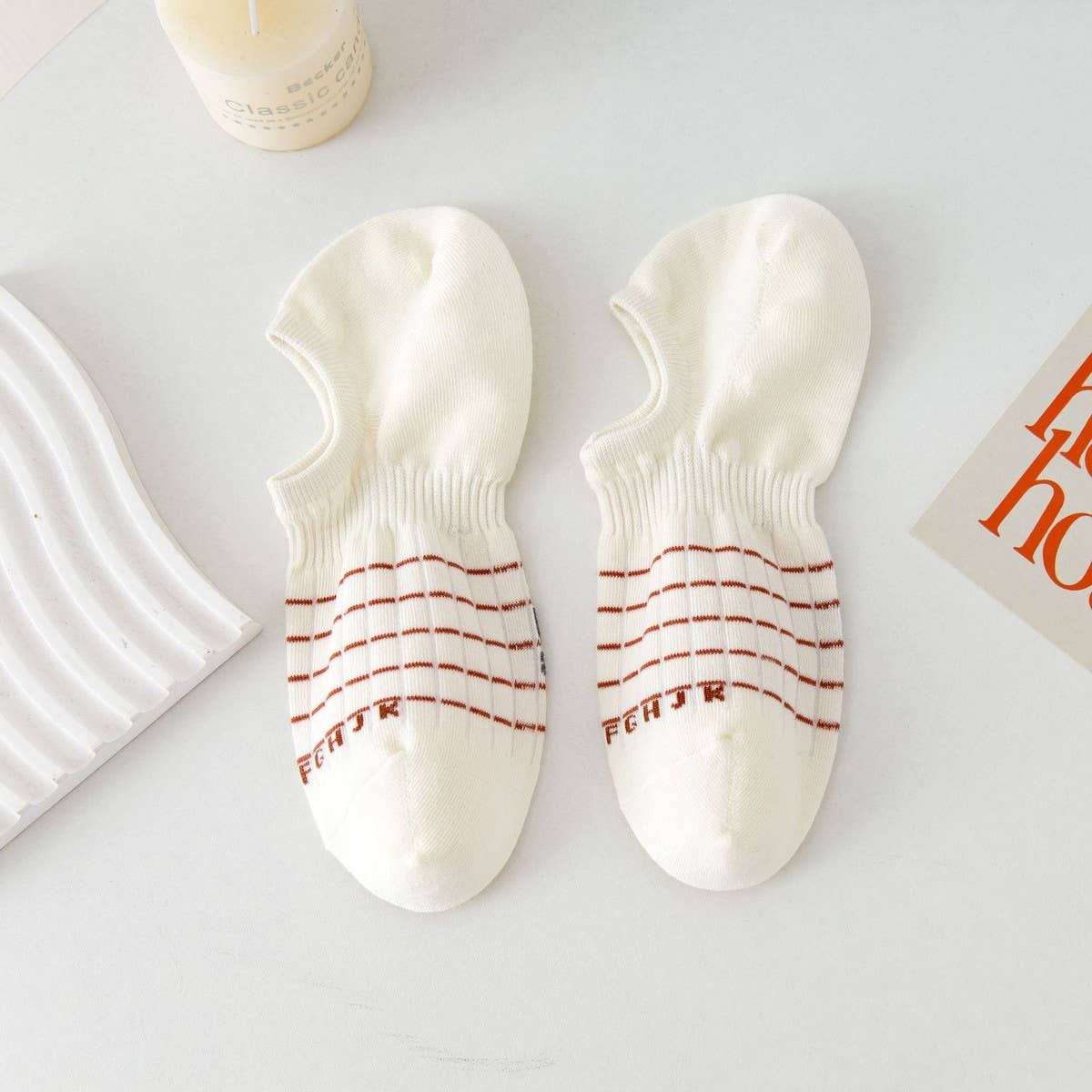 White Striped Waist Wicking Hidden Socks_Cwms0947