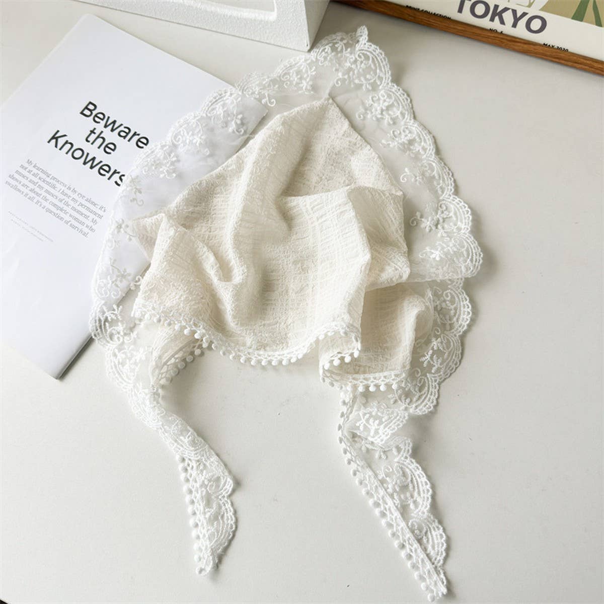 PASTORAL STYLE WHITE LACE TRIANGLE SCARF_CWAHA1375