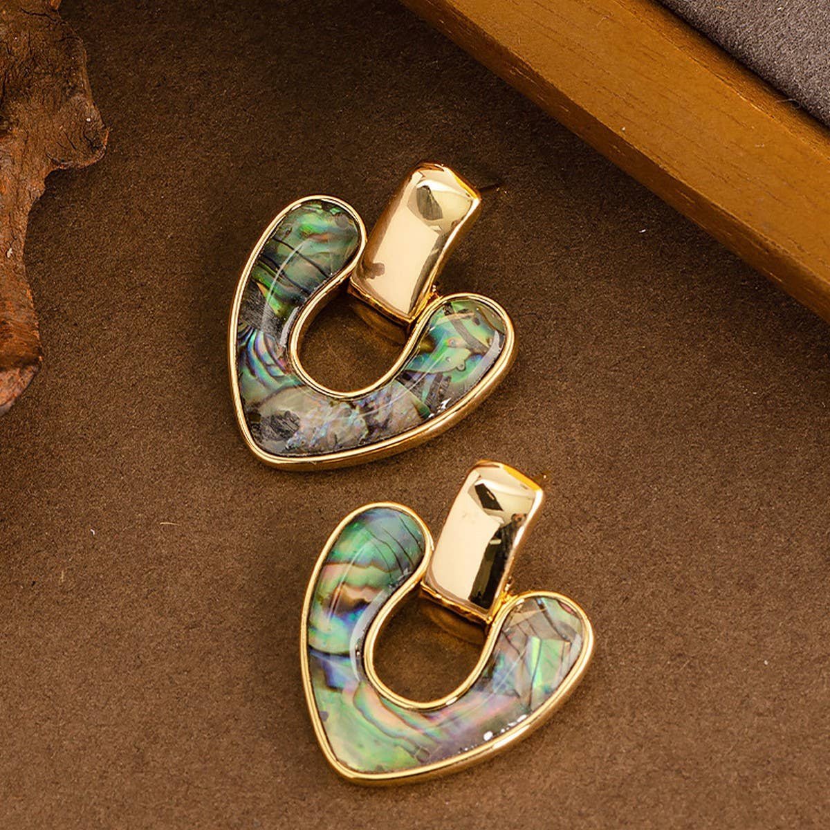 ABALONE SHELL HEART PENDANT EARRINGS_CWMM4302