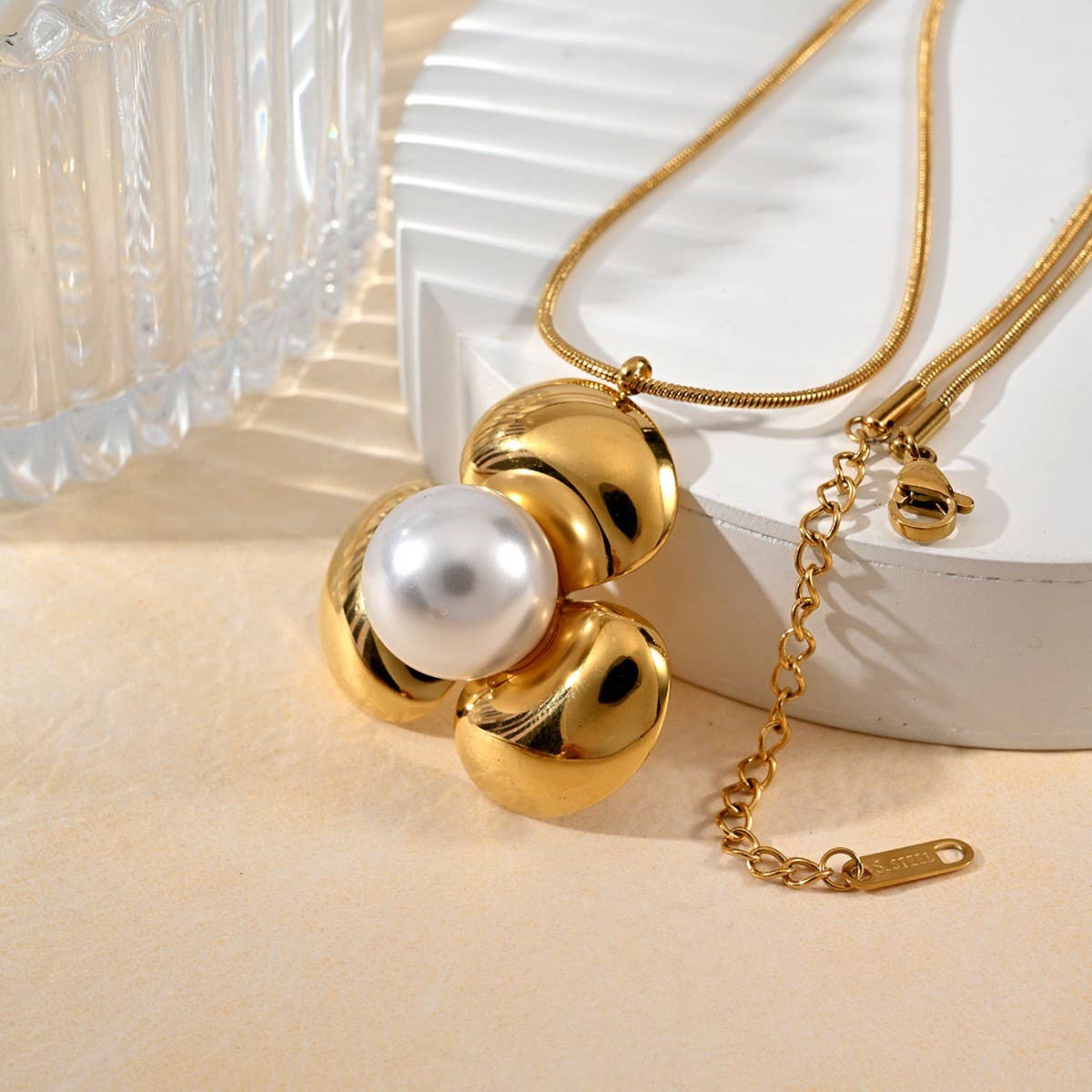 MINIMALIST FLOWER PEARL NECKLACE 18K GOLD PLATED_CWMM8882