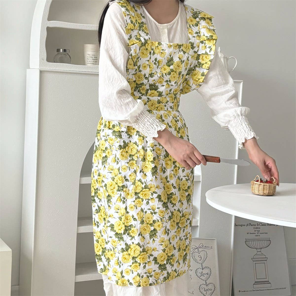 HANDMADE FLORAL ROSES AND RUFFLED APRON_CWMM5797