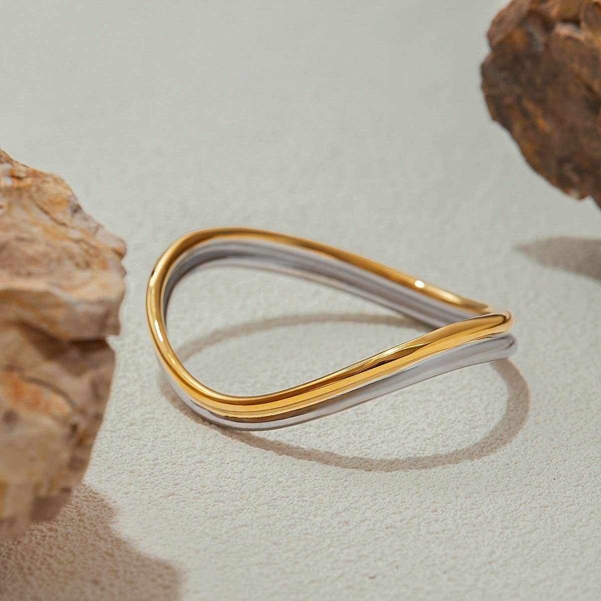 GOLD SILVER WAVE BANGLE IN 18K STAINLESS STEEL_CWAJE4782