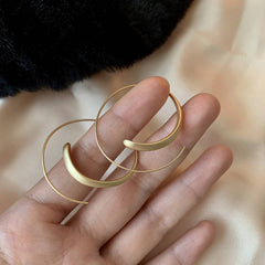 SIMPLE GEOMETRIC HOLLOW C SHAPED EARRINGS_CWAJE05571
