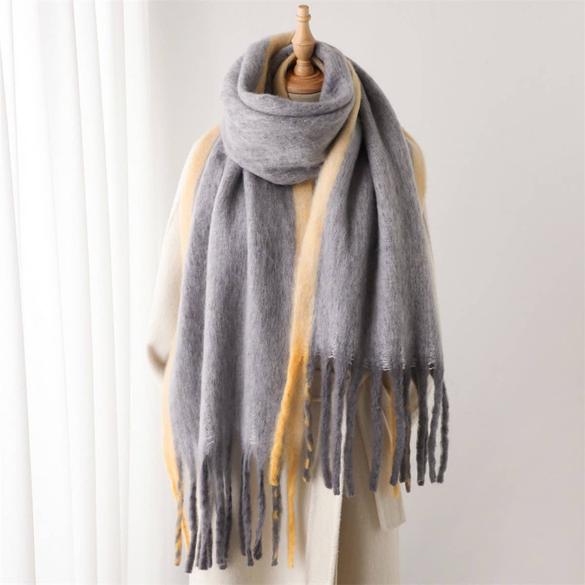 LOOPY YARN OMBRE SCARF WITH SOFT TASSELS_CWASC2741