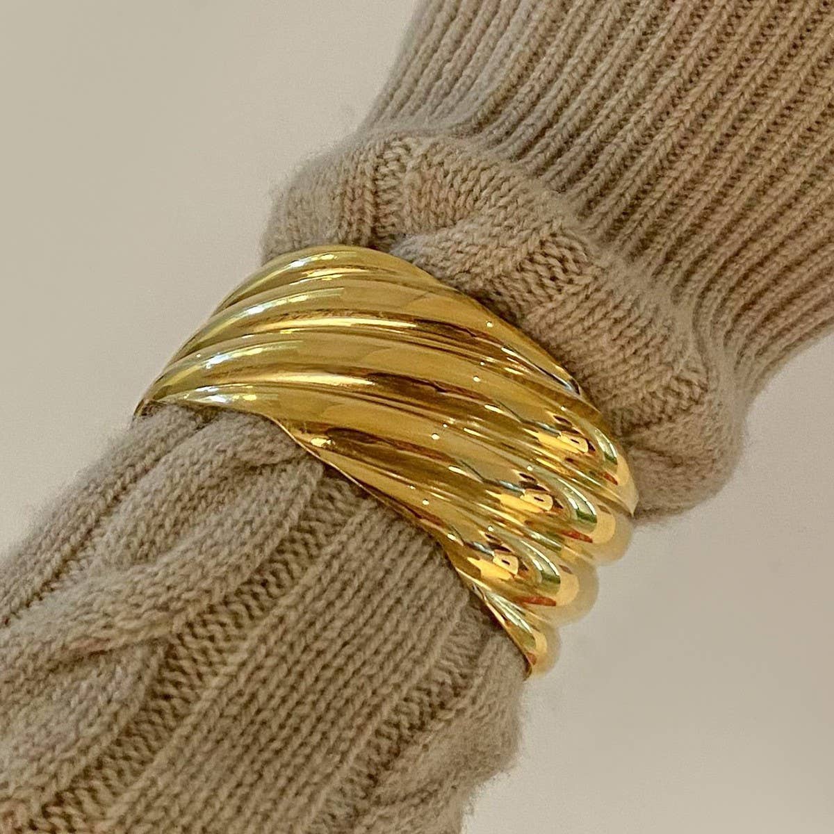 RETRO WAVE DESIGN 18K GOLD STEEL OPEN BANGLE_CWAJE4892