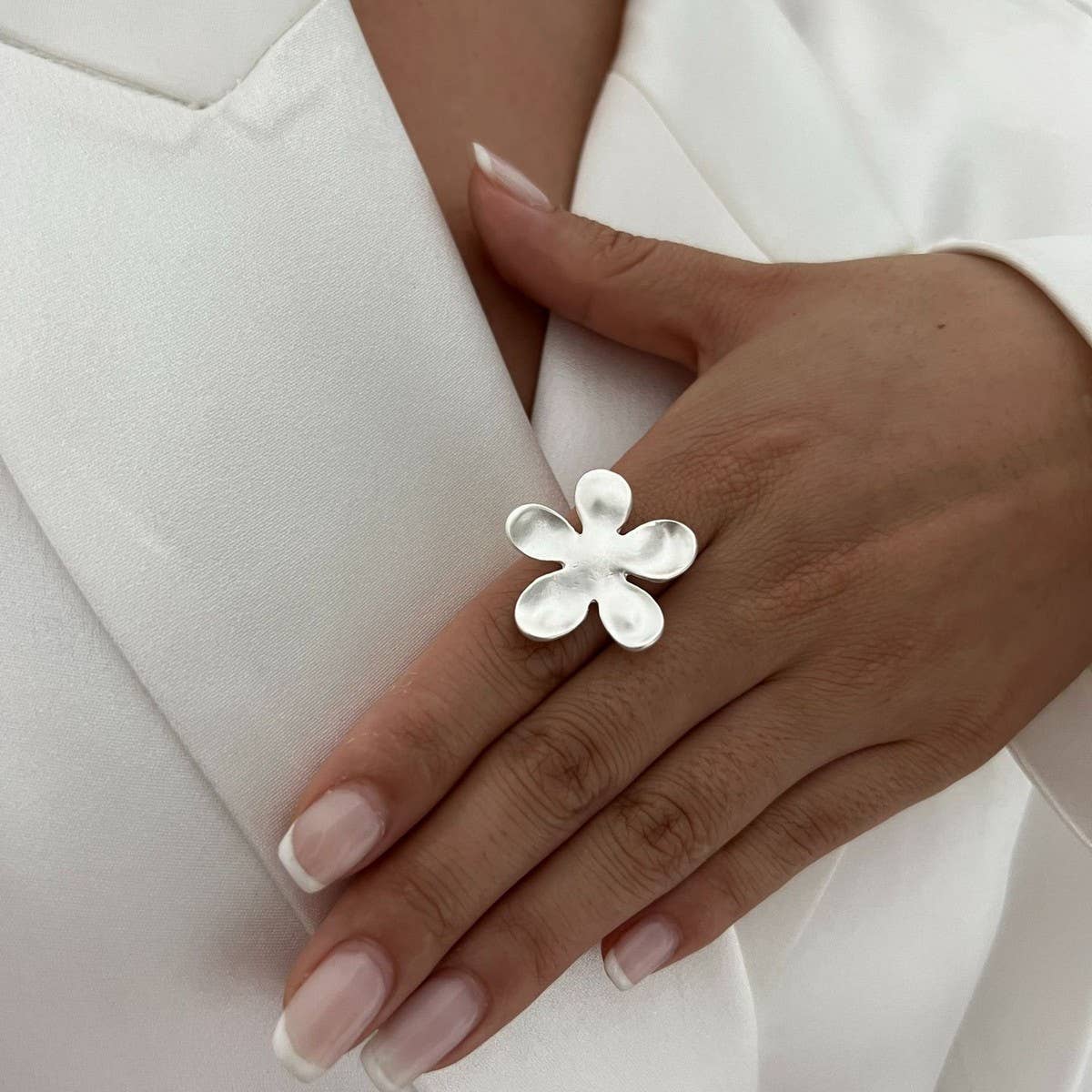 MINIMALIST ELASTIC ADJUSTMENT FLOWER ALLOY RING_CWMM3228
