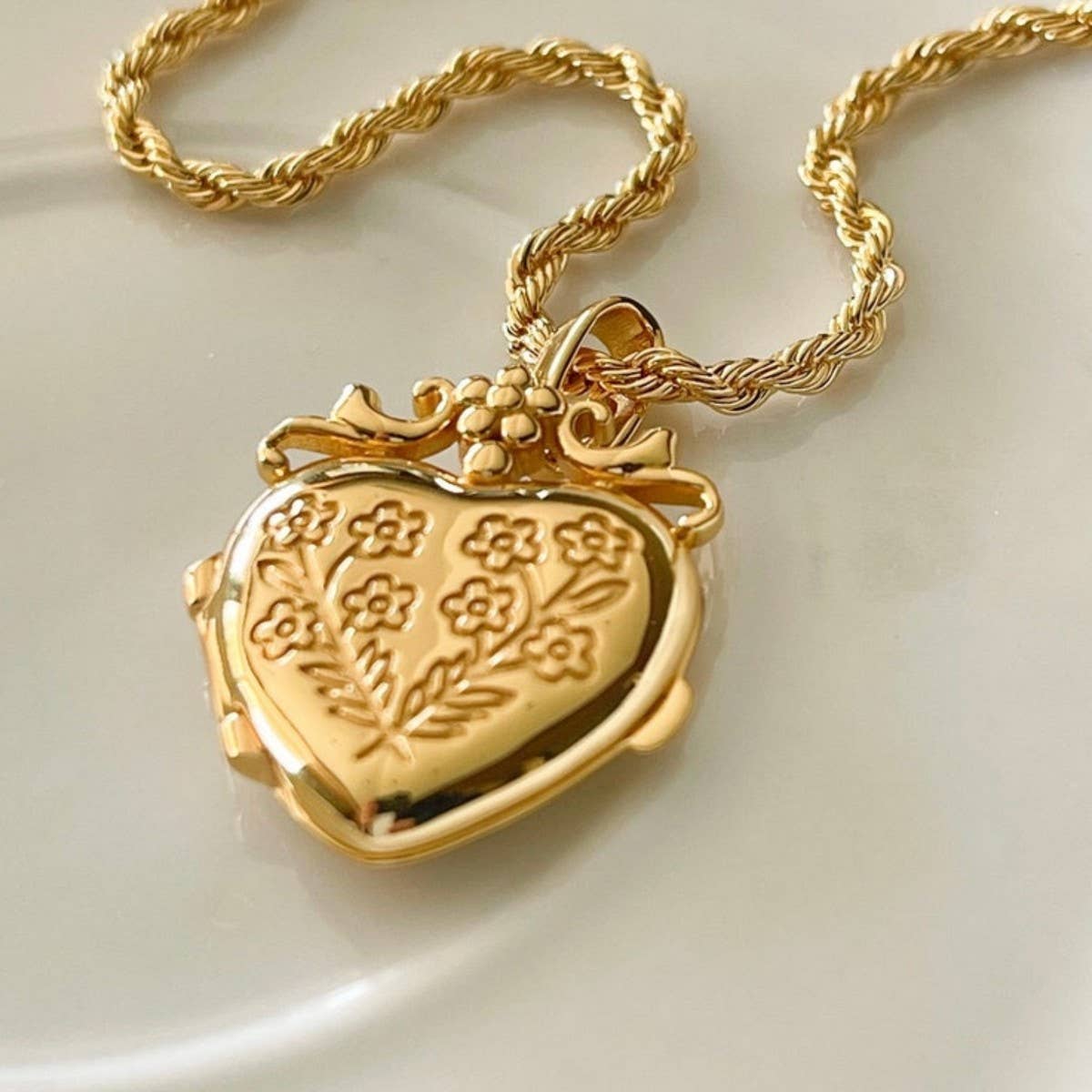 HEART FLOWER ALBUM PENDANT NECKLACE_CWMM5331