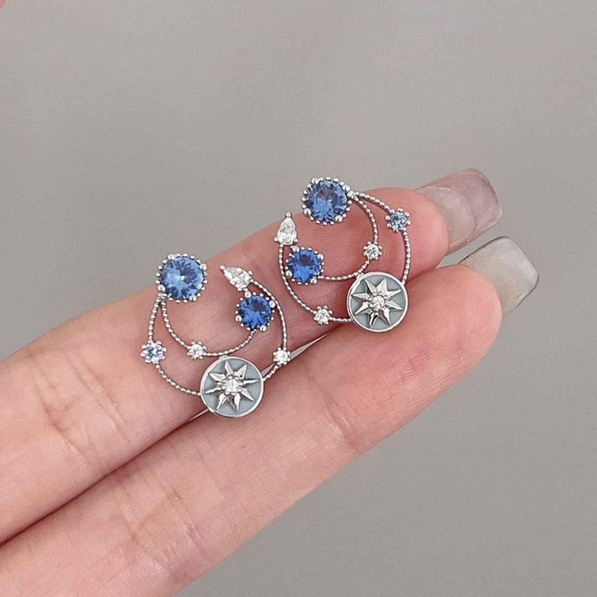 HOLLOW ZIRCON STAR EARRINGS_CWAJE1316