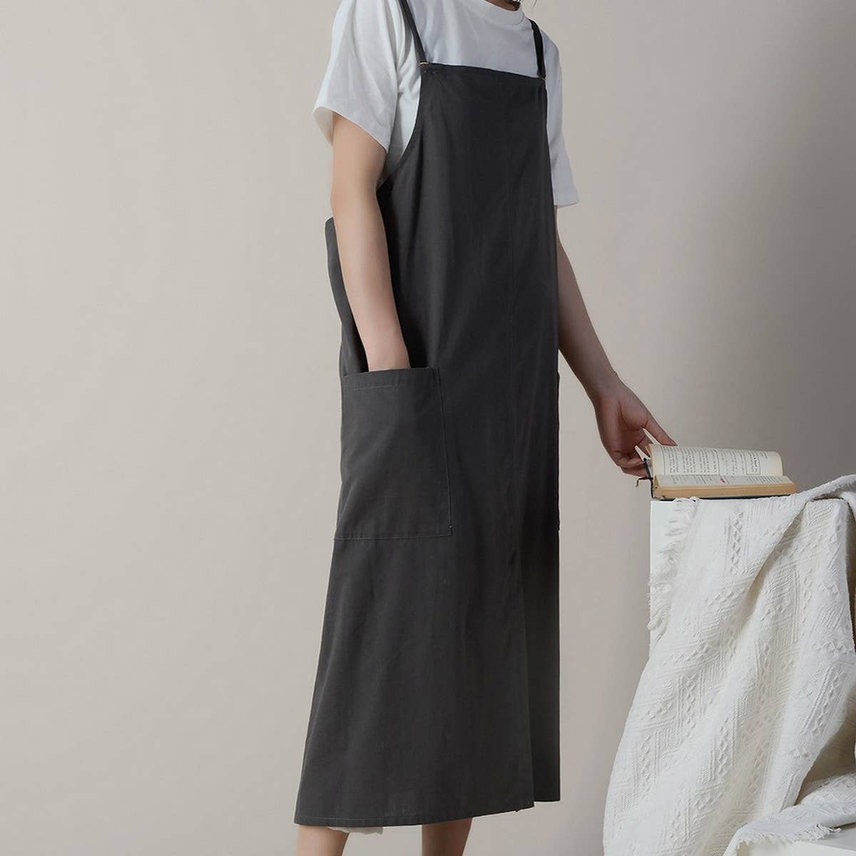 ADJUSTABLE COTTON LINEN APRON WITH POCKETS_CWMM3291