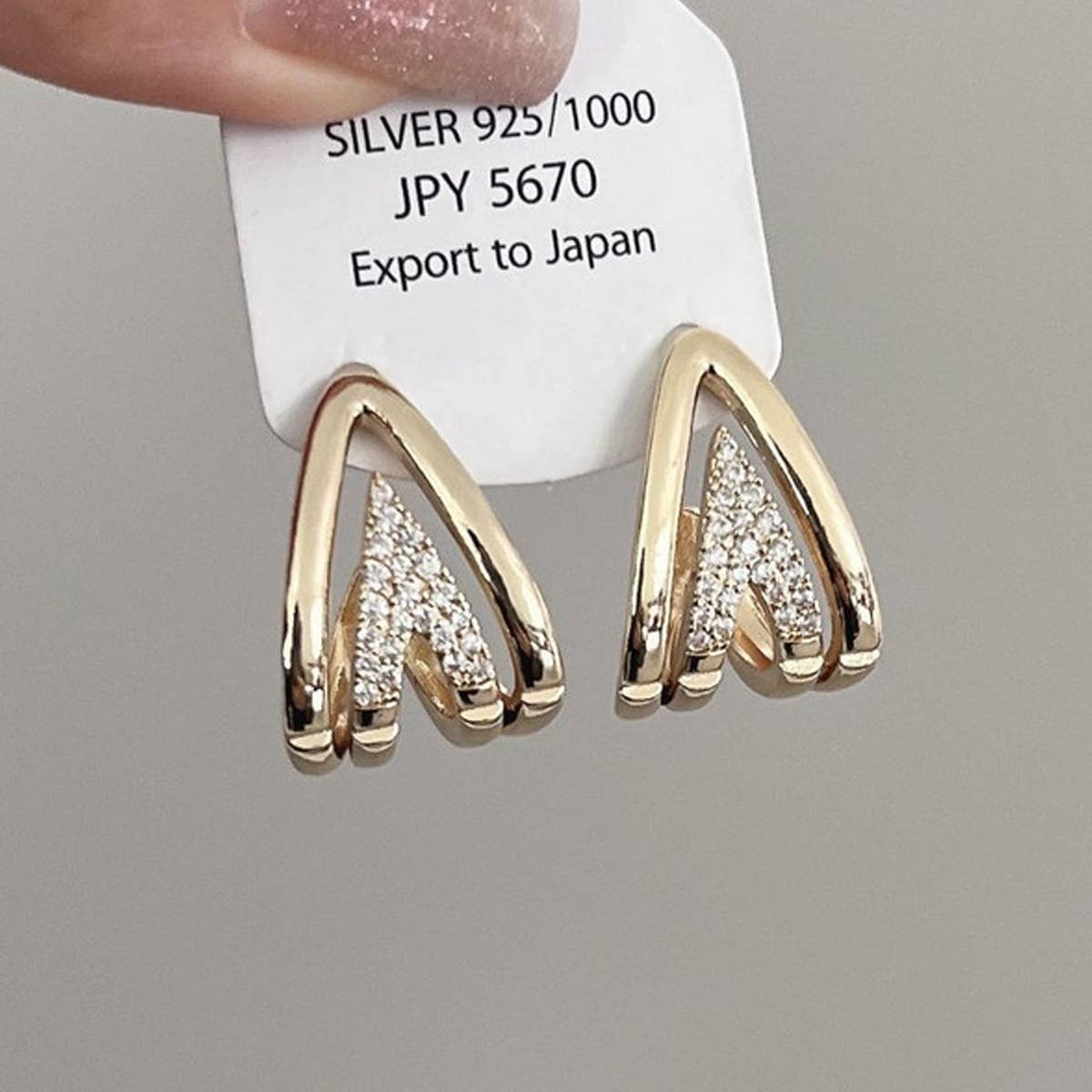 MINIMALIST V SHAPED EARRINGS_CWAJE1415