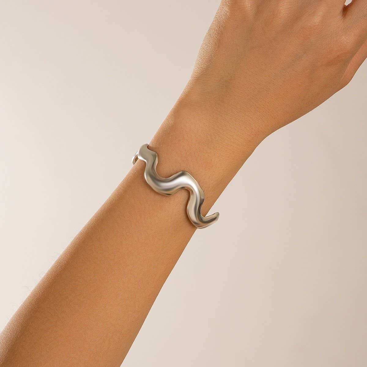 COOL GEOMETRIC TWISTED DESIGN NECKLACE_CWAJE1808