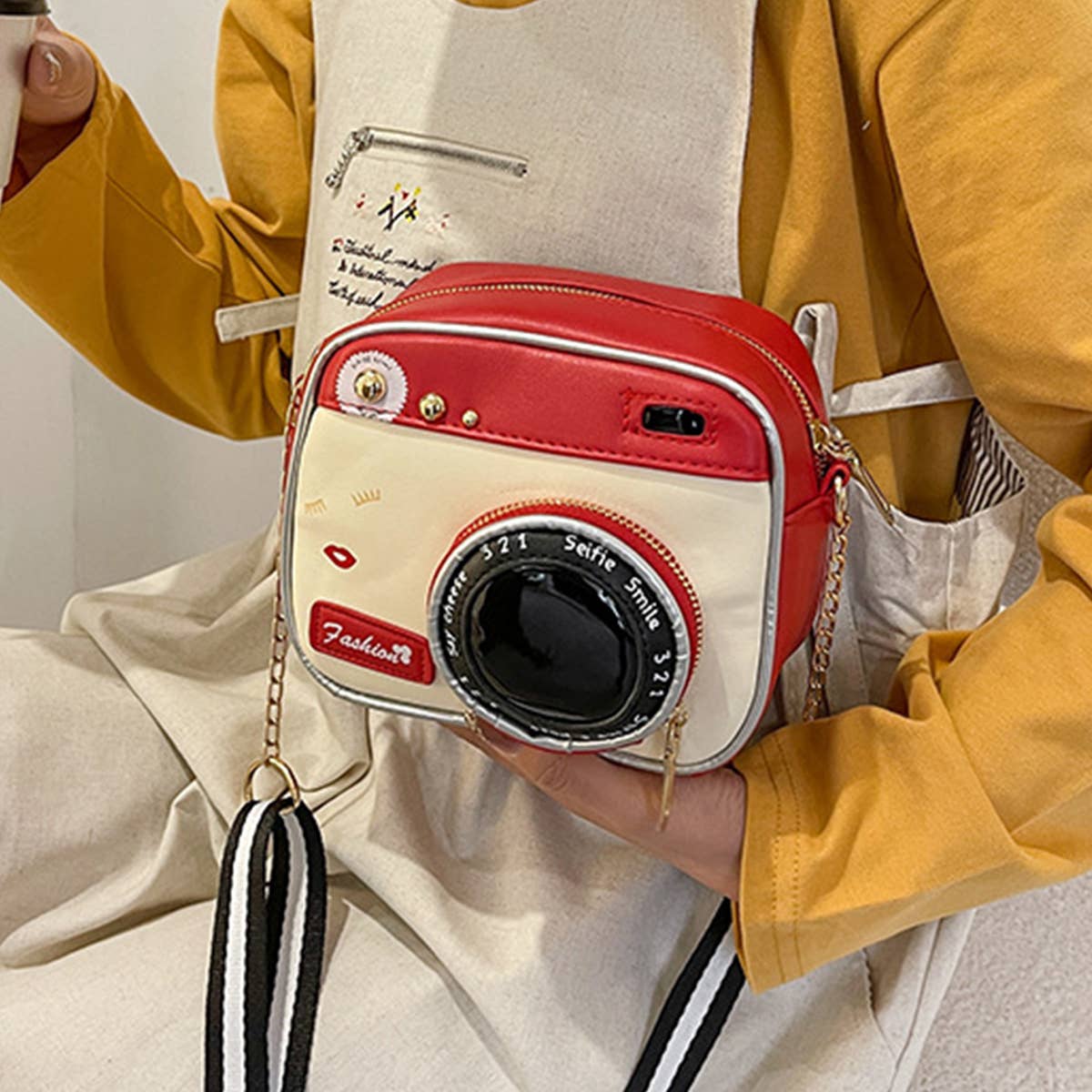 CAMERA SHAPED SHOULDER BAG_CWAB1001