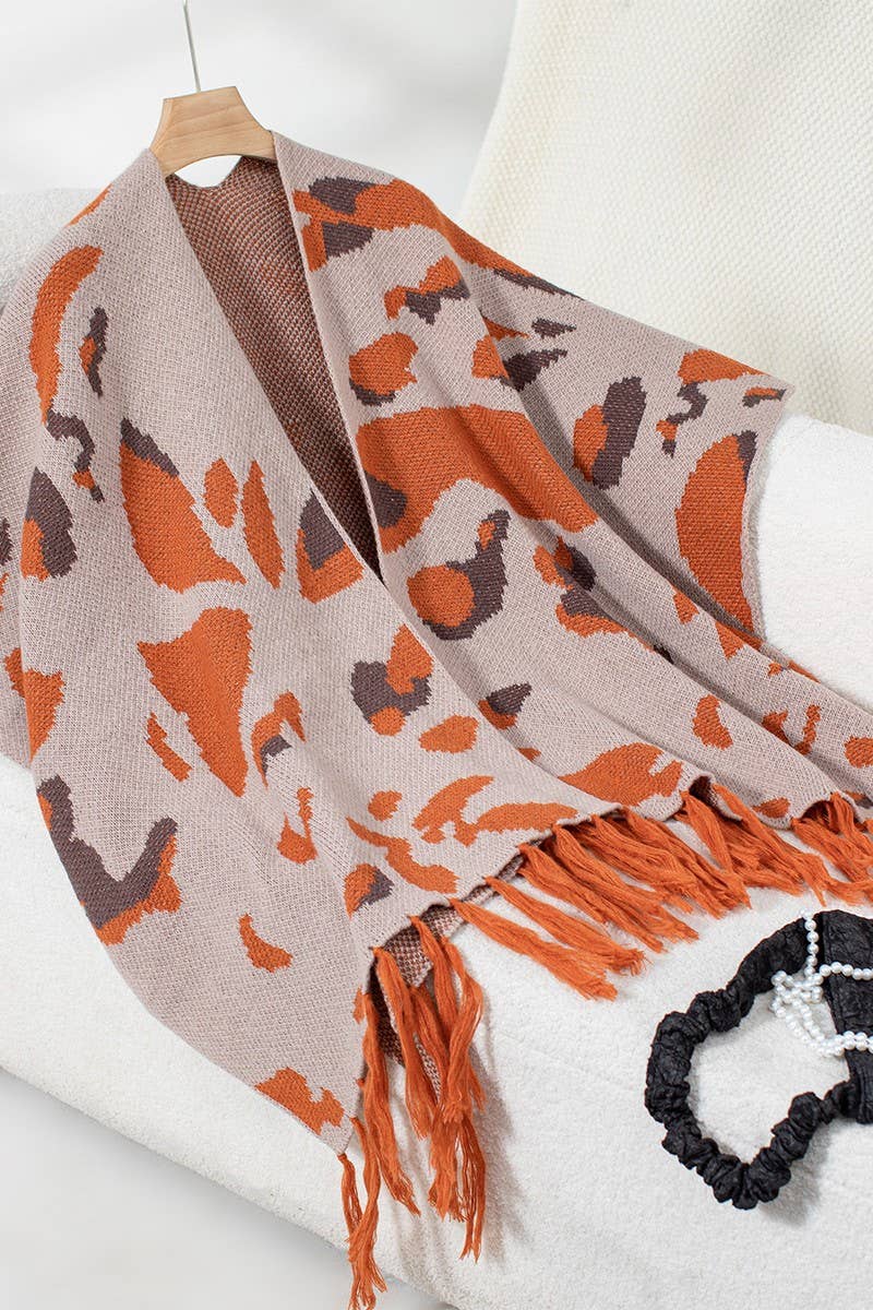 Cwocas0046_Contrast Leopard Print Knitted Fringed Cape