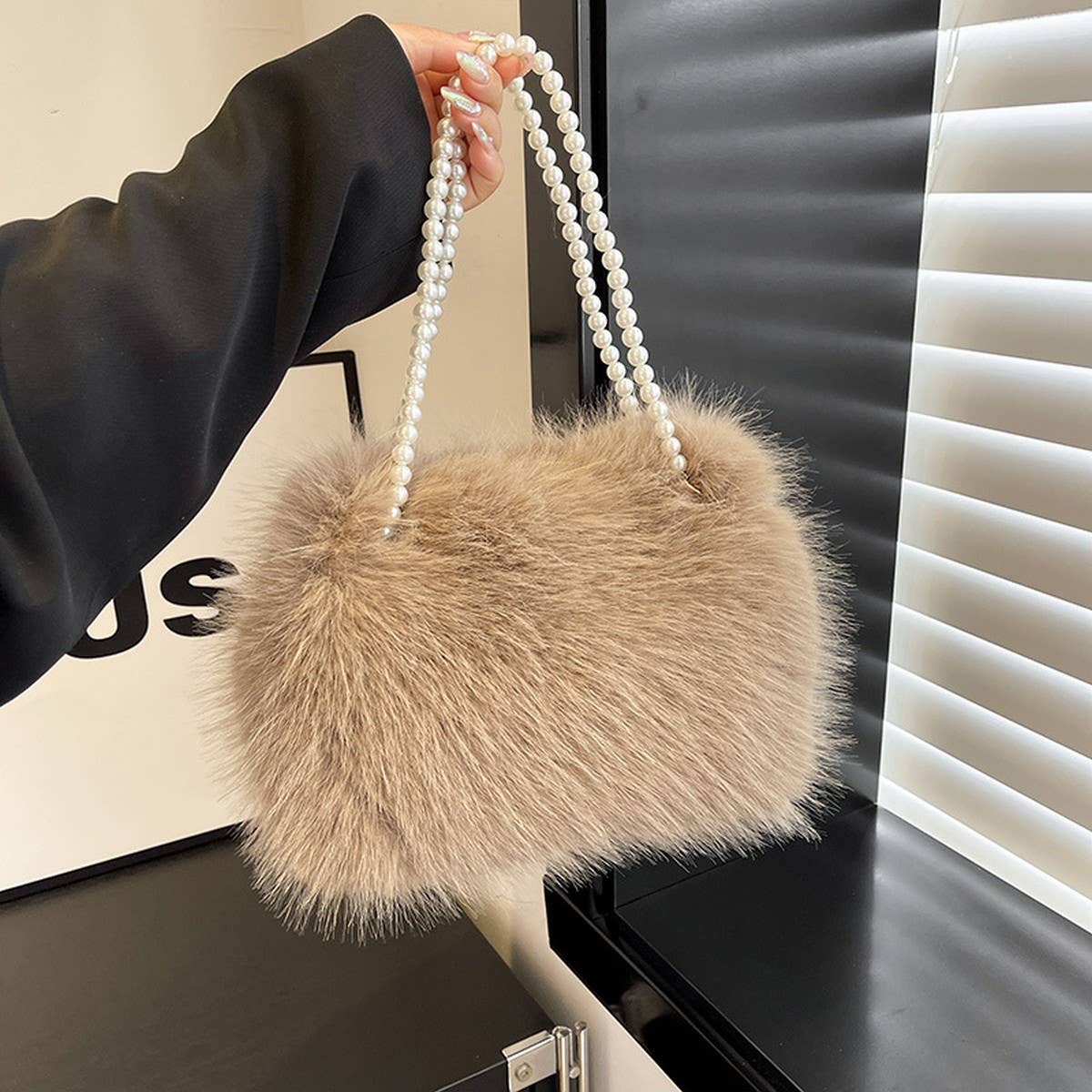 Winter Fashion Pearl Chain Shoulder Plush Bag_Cwab3950
