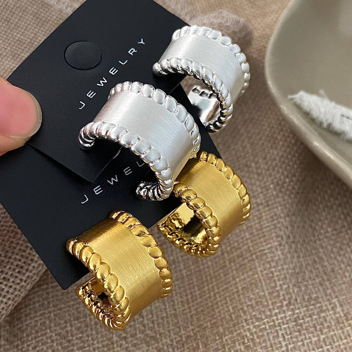 TEMPERAMENTAL AND FASHIONABLE SEMI ARC EARRINGS_CWAJE3124