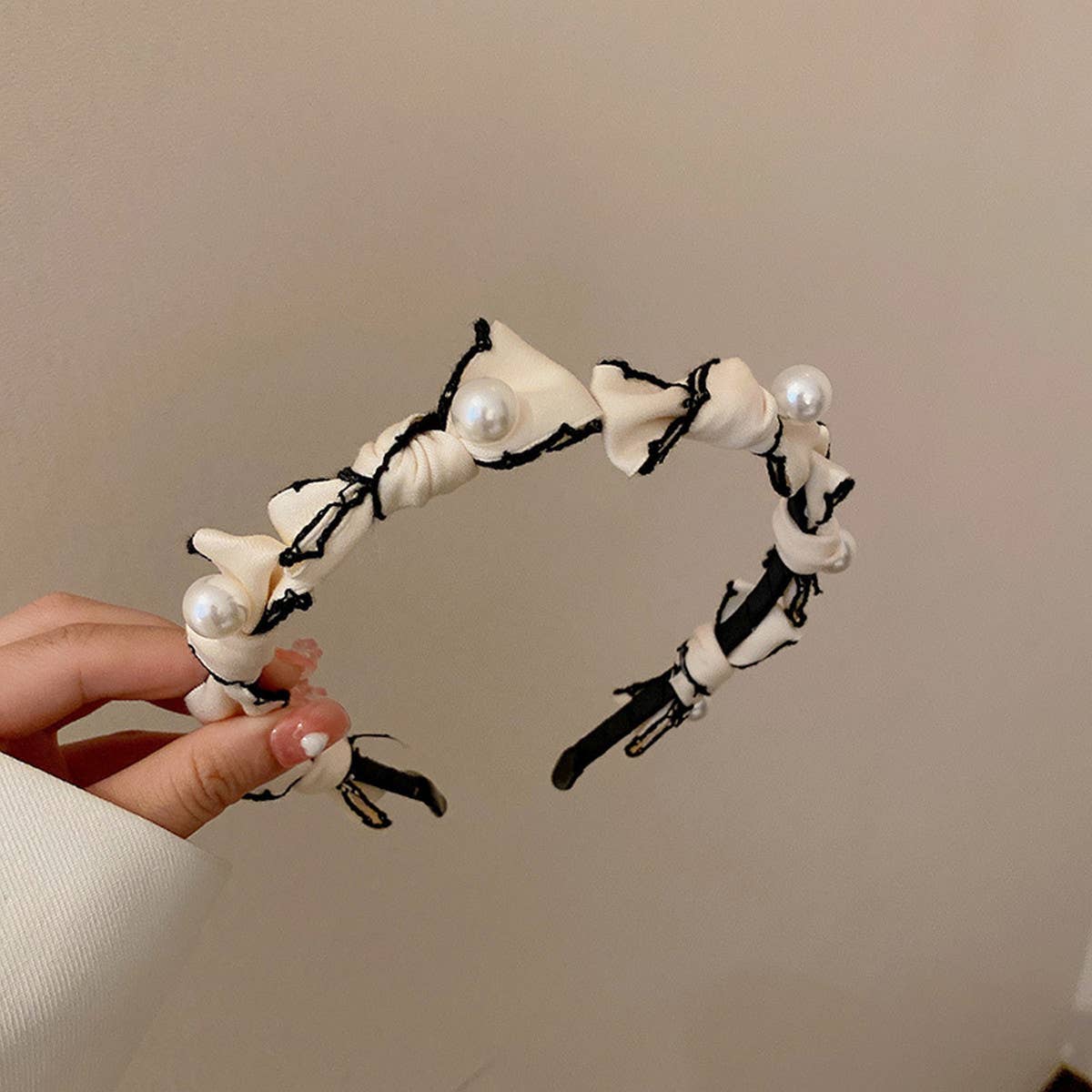 RETRO LOVE TWIST PEARL HEADBAND_CWAHA0829