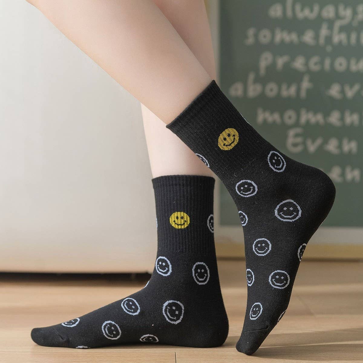 CARTOON BLACK AND WHITE SMILING FACE WOMENS SOCKS_CWMS1415