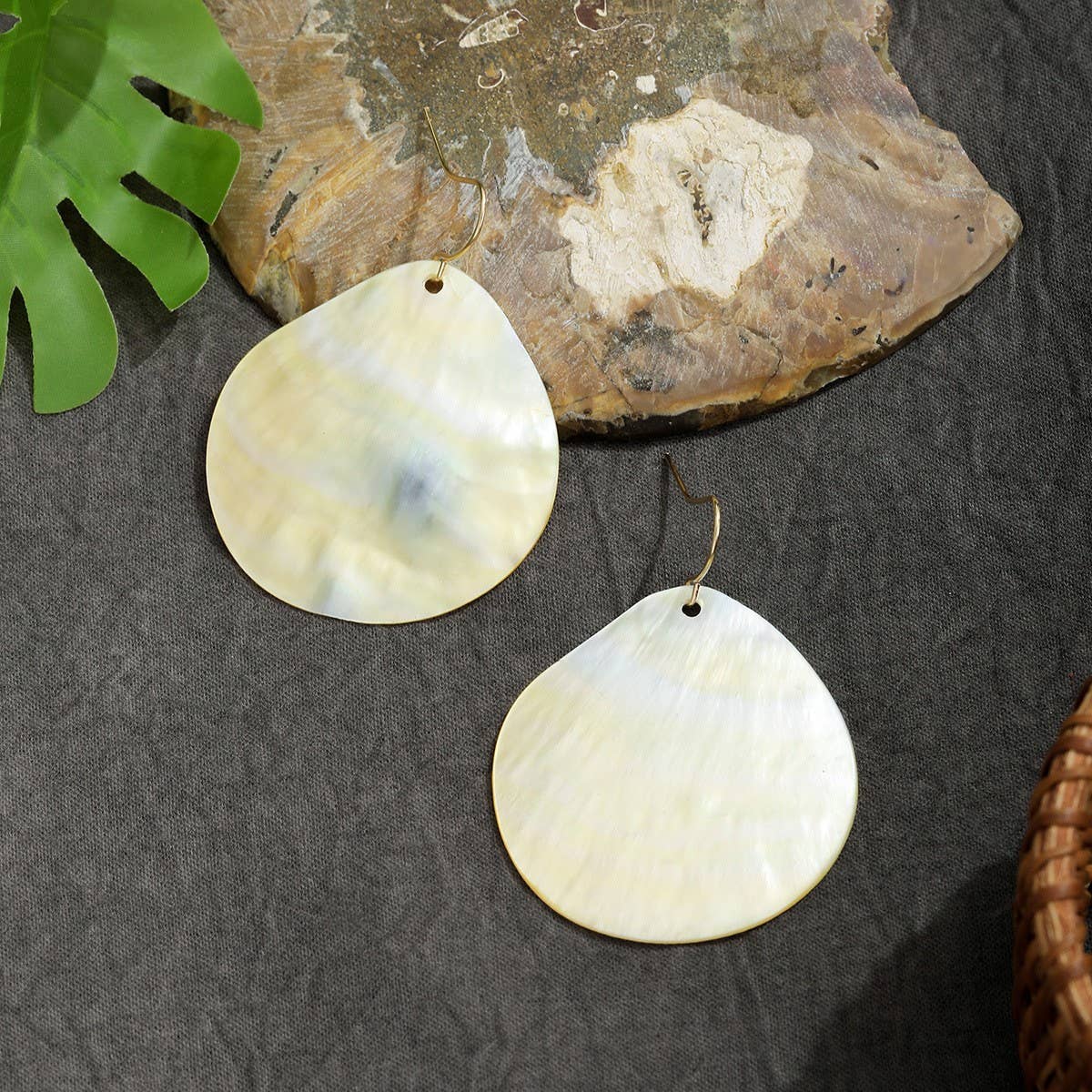 NATURAL YELLOW SHELL TEARDROP SHAPED EARRINGS_CWMM4261