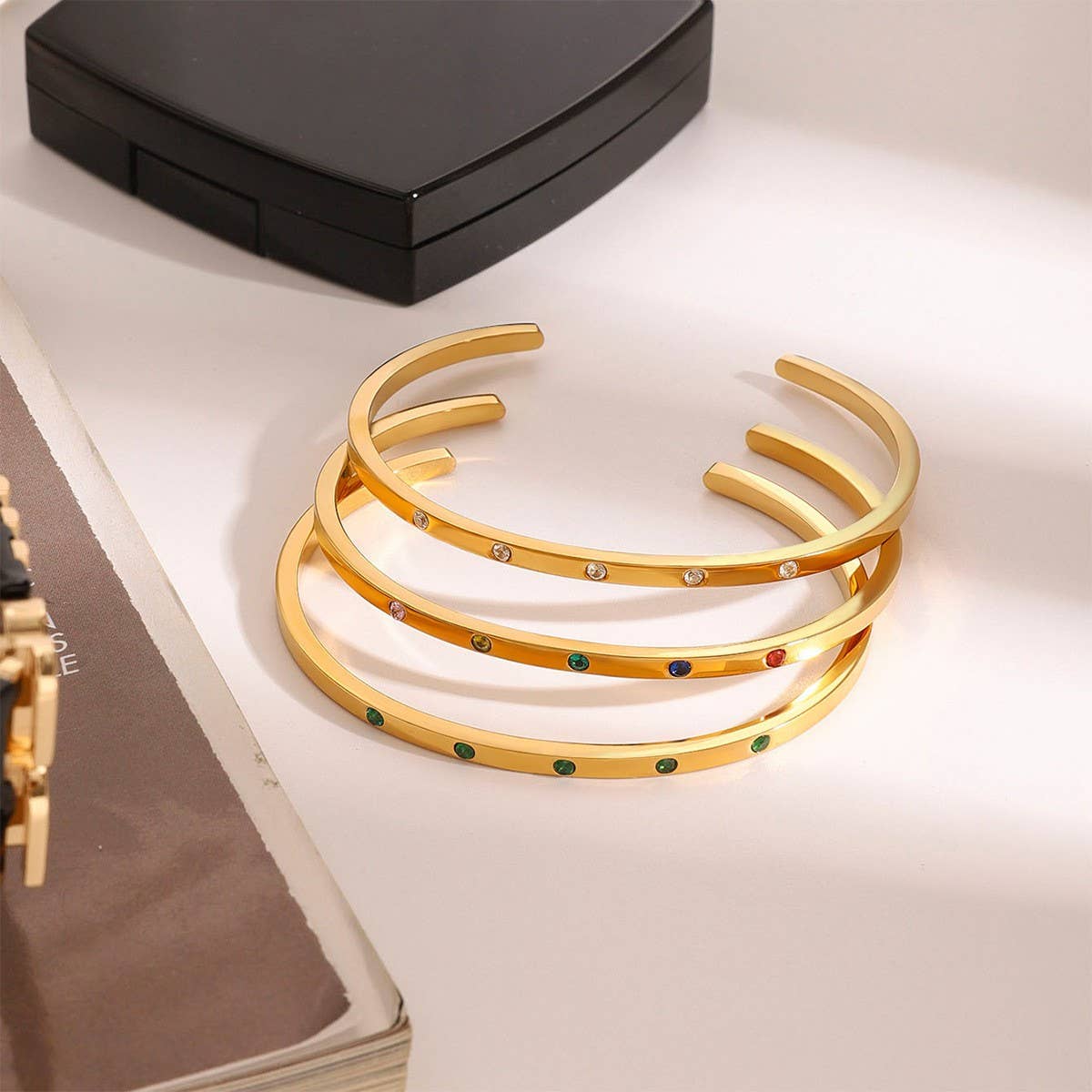 18K GOLD MIXED COLOR ROUND DIAMOND OPEN BRACELET_CWAJE4727