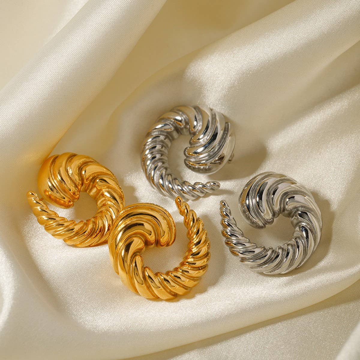 SIMPLE AND STYLISH 18K GOLD SPIRAL EARRINGS_CWASC1661