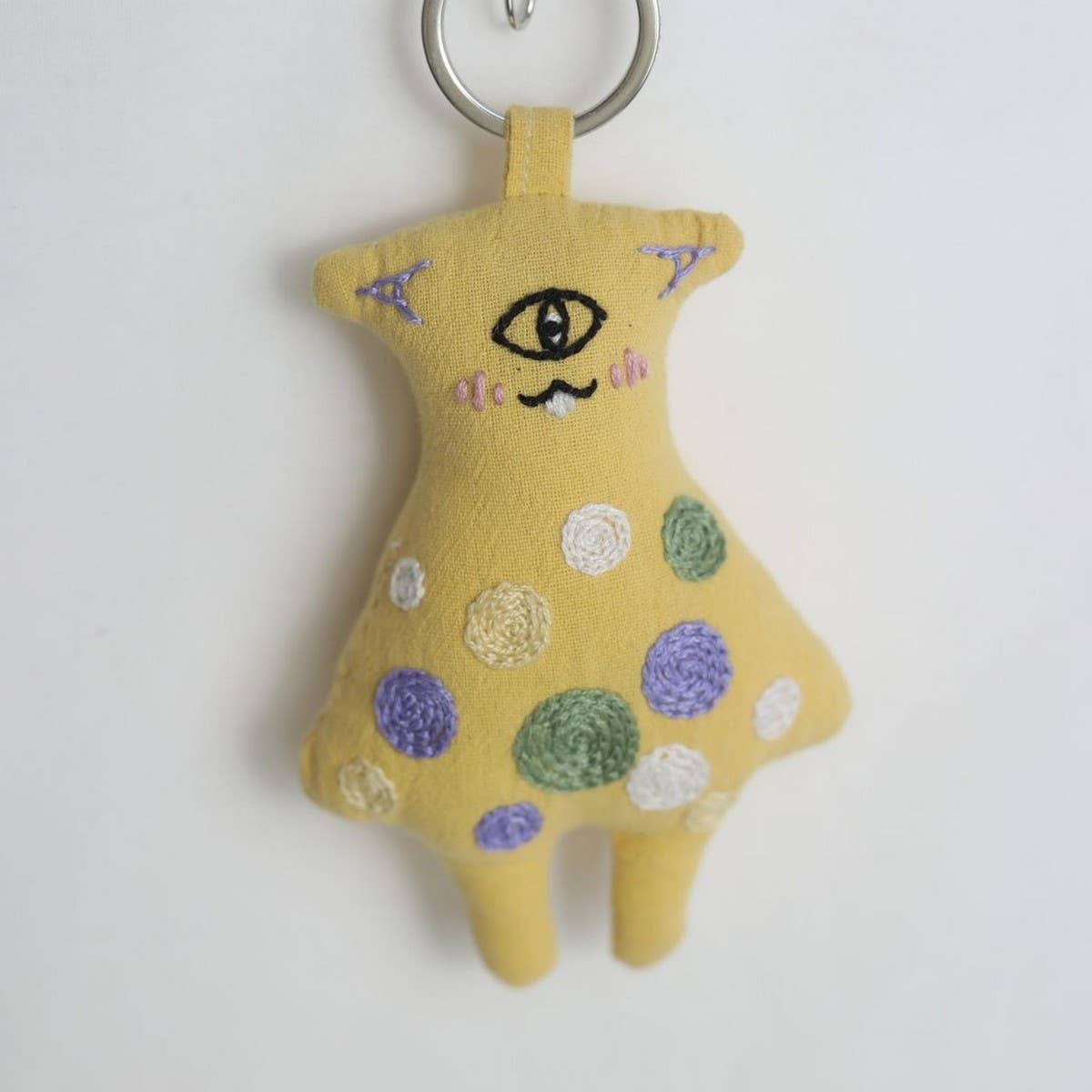 HAND EMBROIDERED LOCK CIRCLE BEAR PLUSH CHARM_CWMM6017