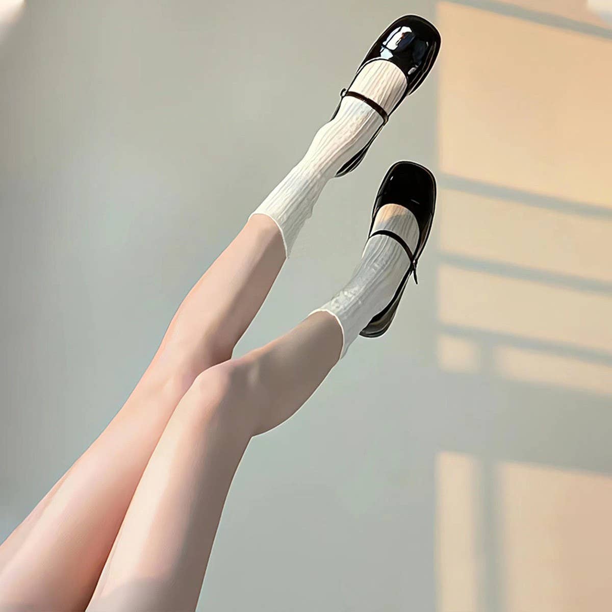 THIN LACE MESH SOCKS VERSATILE MID LENGTH SOCKS_CWMS0448