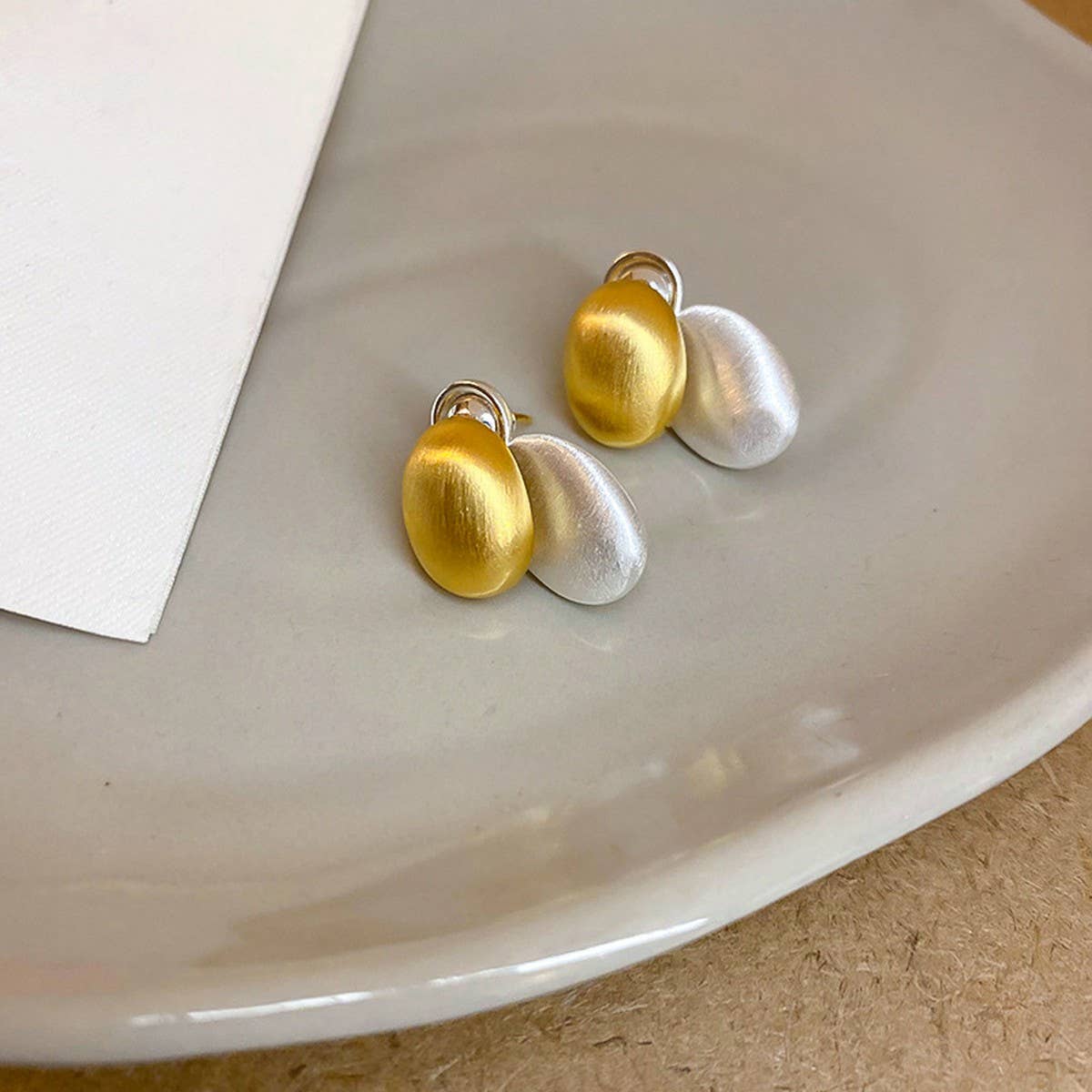 GEOMETRIC MINIMALIST AND LUXURIOUS STYLE EARRINGS_CWAJE2059