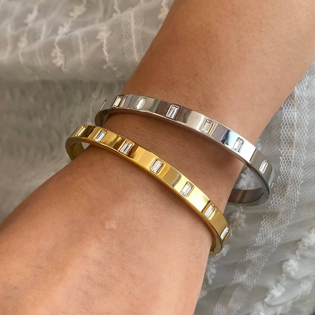 Zircon Clasp Bangle In Stainless Titani Steel_Cwaje4875