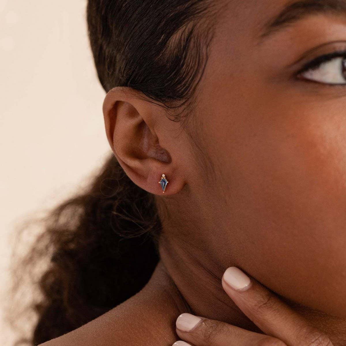 SIMPLE OPAL ZIRCON SMALL BONE STUD EARRINGS_CWMM5717