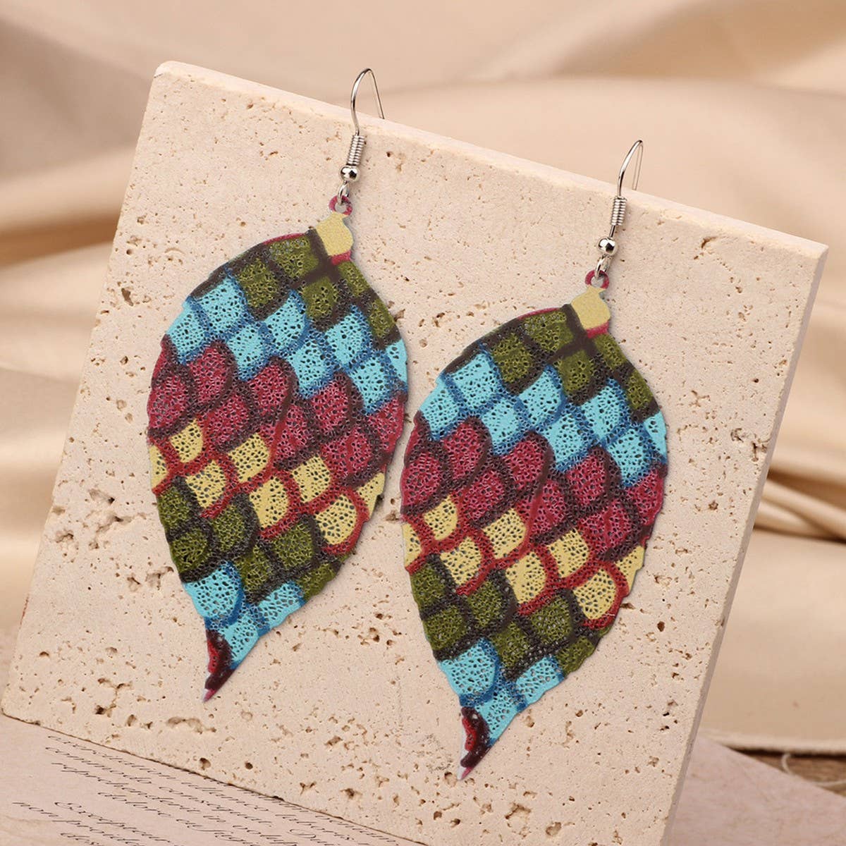 FASHIONABLE BOHEMIAN COLORFUL HOLLOW EARRINGS_CWAJE3999