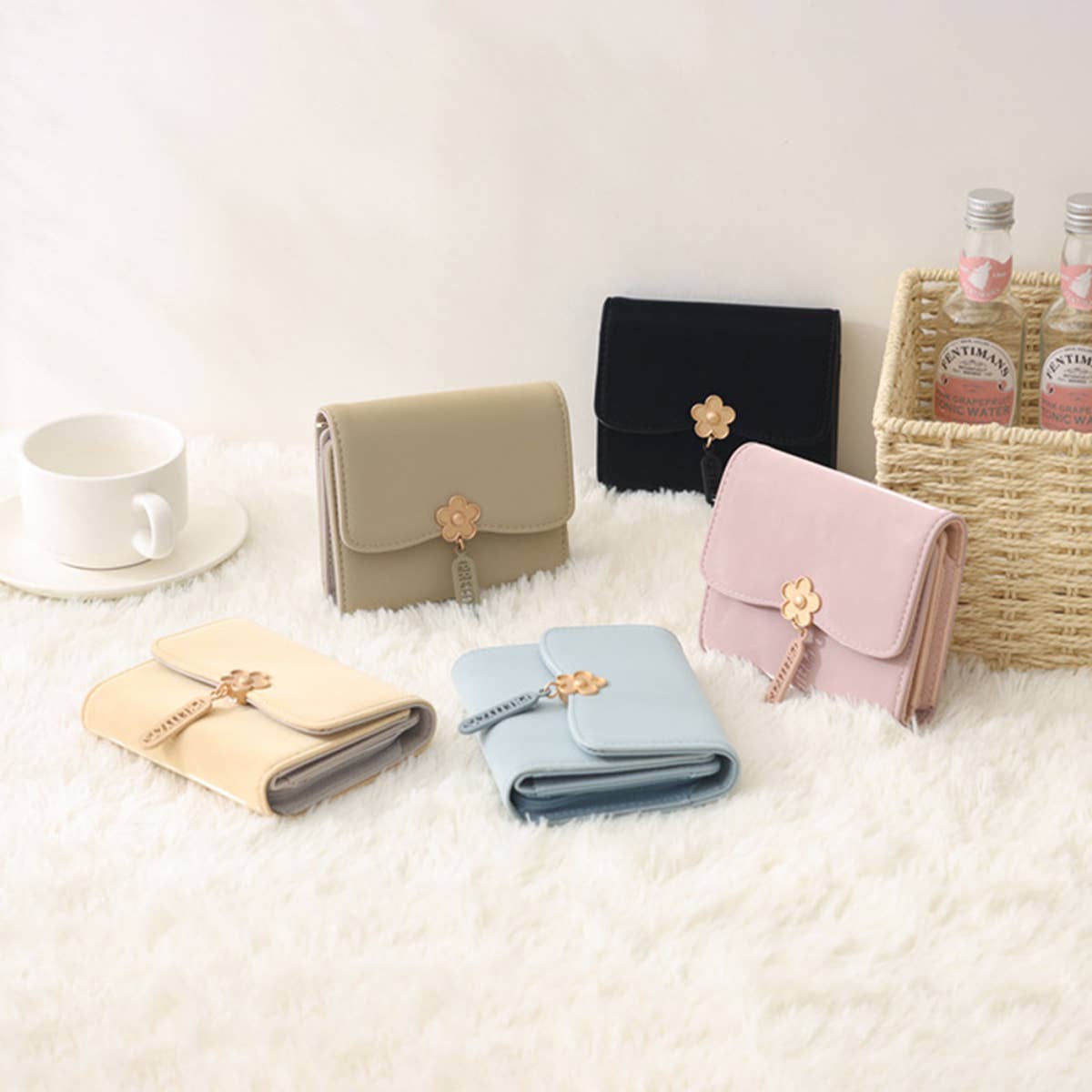 Minimalist Floral Pendant Trifold Wallet_Cwab06238