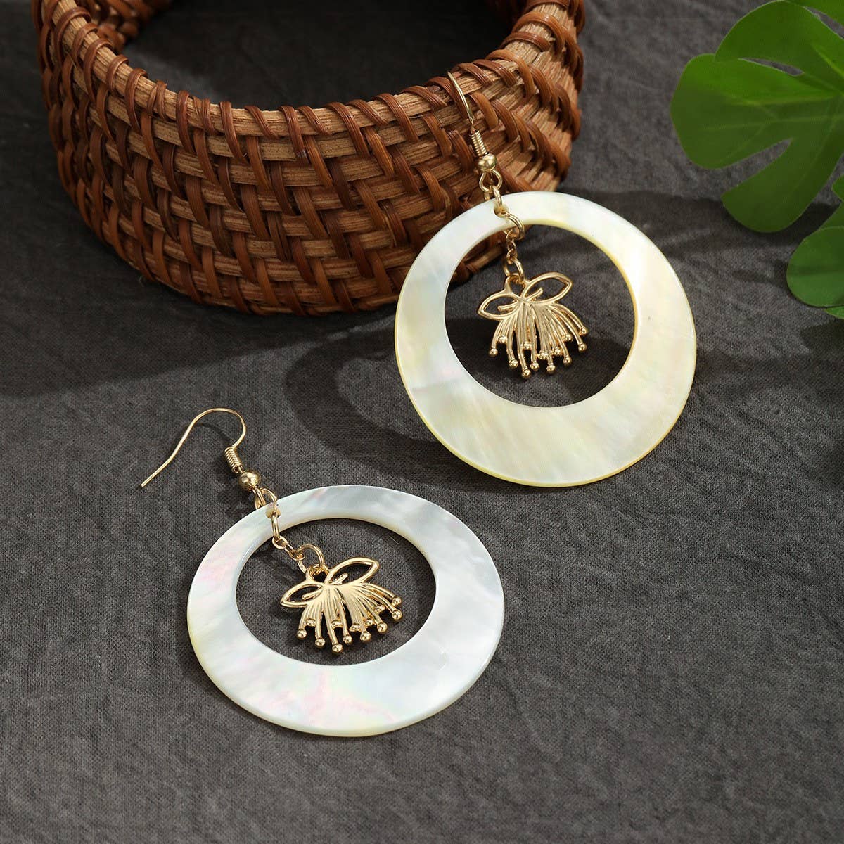 FASHION VINTAGE NATURAL WHITE SHELL EARRINGS_CWMM4281