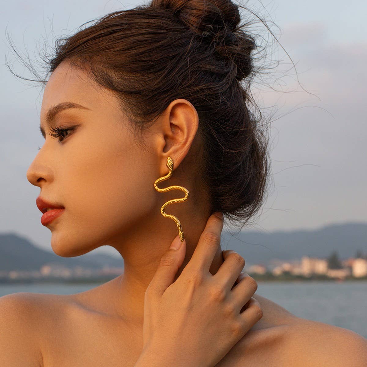 GOLD CURVED SNAKE DESIGN TITANIUM EARRINGS_CWASC1640