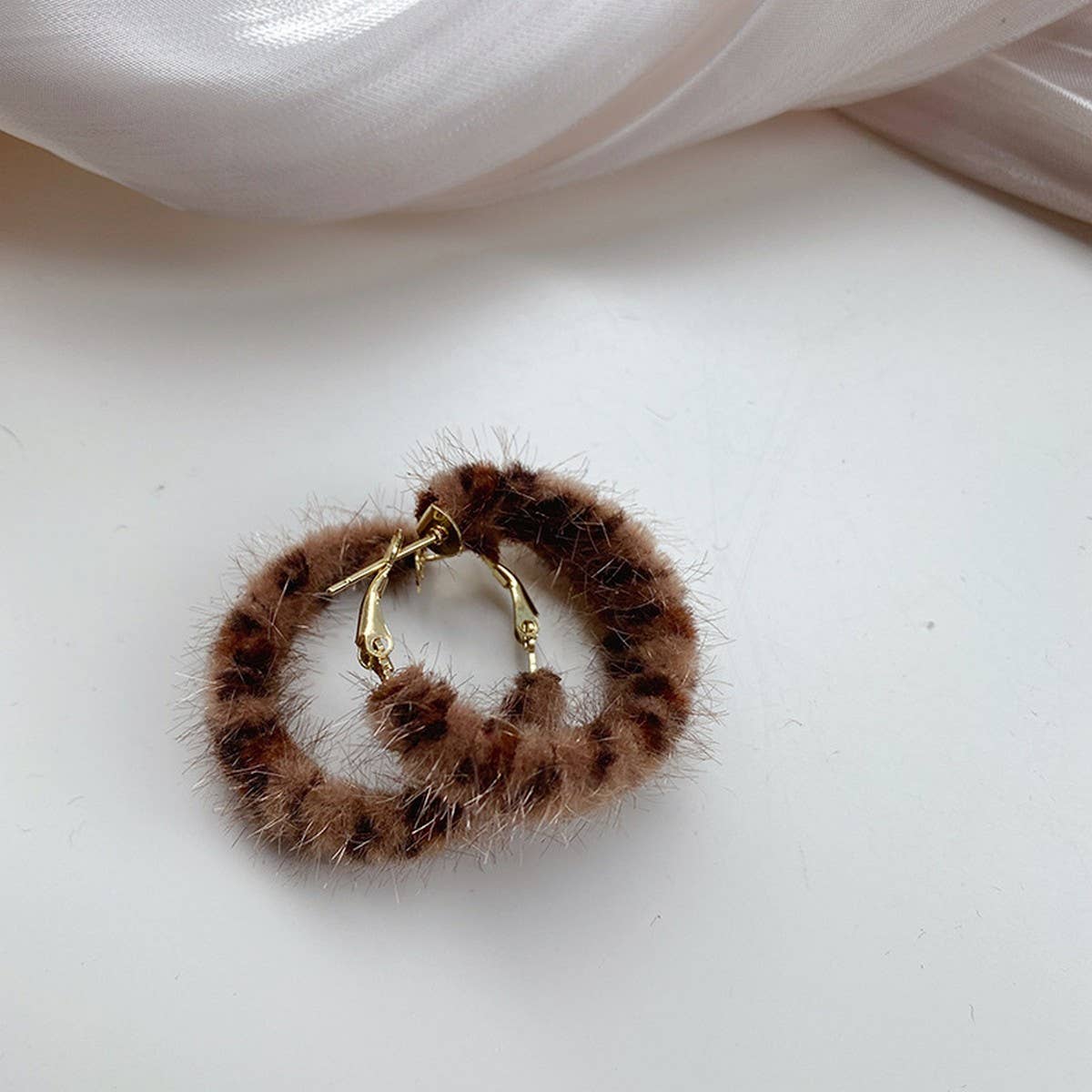 HONG KONG STYLE SHORT VELVET C HOOP EARRINGS_CWAJE2193