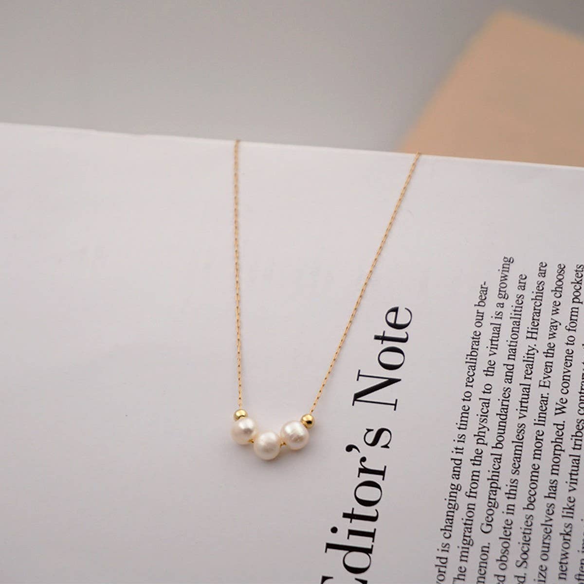 SMALL TEMPERAMENT PEARL CLAVICLE NECKLACE_CWAJE1669