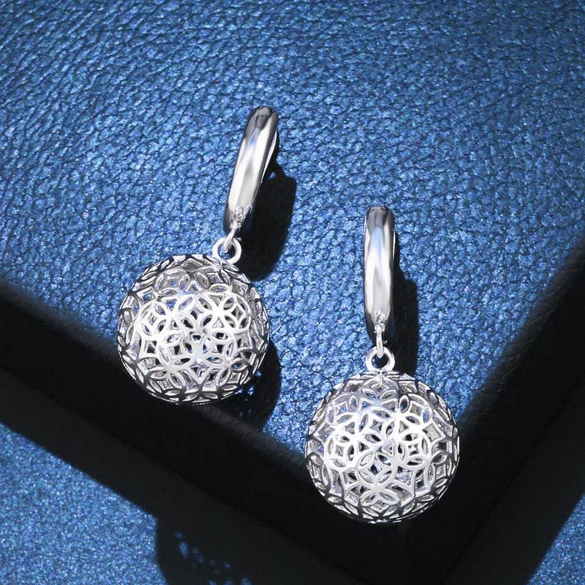 HOLLOW ROUND EARRINGS_CWAJE0999