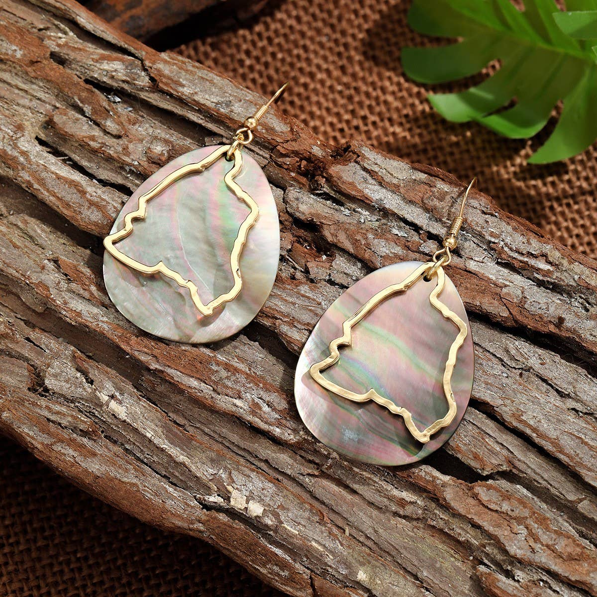 VINTAGE NATURAL OVAL BLACK SHELL EARRINGS_CWMM4321