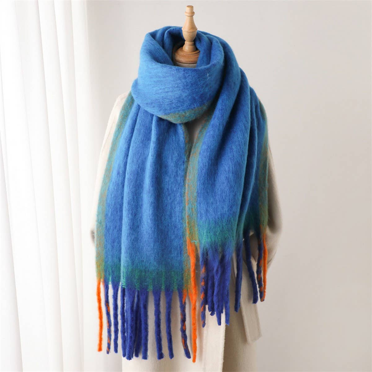 LOOPY YARN OMBRE SCARF WITH SOFT TASSELS_CWASC2741