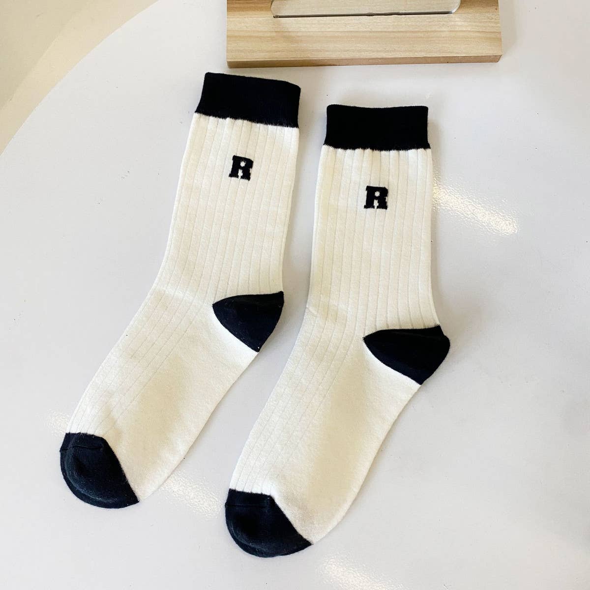 SIMPLE BLACK AND WHITE STRIPED SOCKS_CWMS0976
