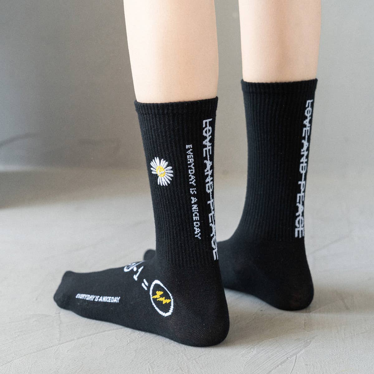 Women Black Daisy Socks_Cwms0670