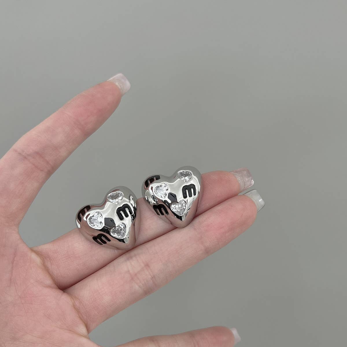 HALF FACE THREE DIMENSIONAL EARRINGS_CWAJE1345